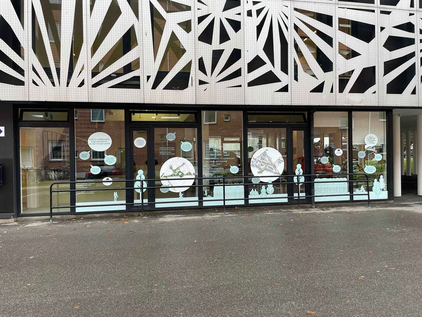 Hvad skal du være opmærksom på når du skal have selvklæbende folie på din rude